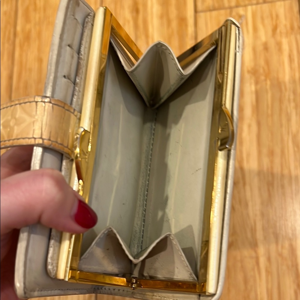Louis Vuitton Vernis Kisslock Wallet - Picture 12 of 12
